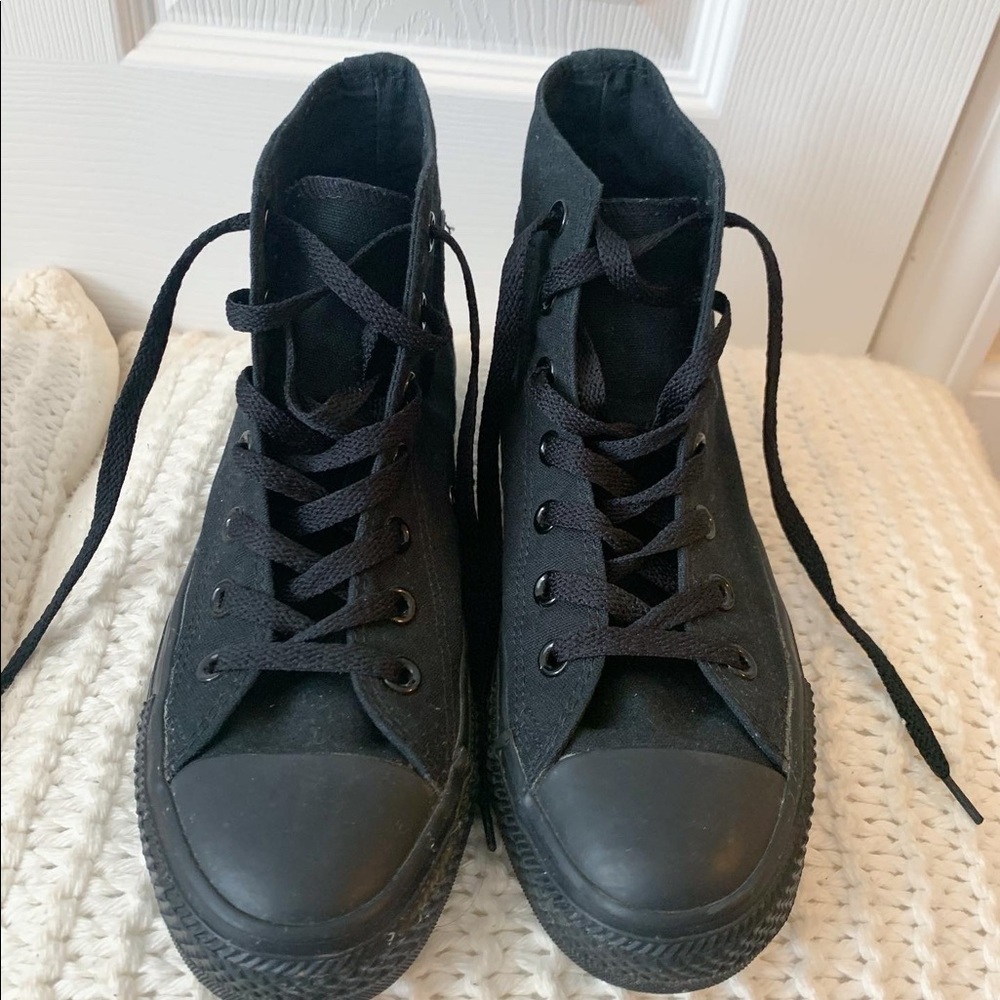 Chuck Taylor all black converse